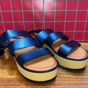 Black strap platform sandal